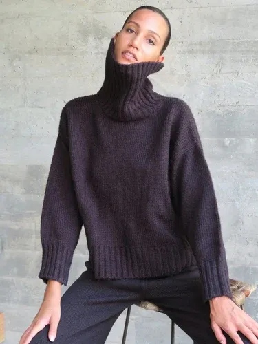 Luciee Berner Neck Sweater In Black